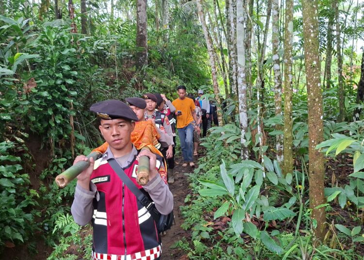 Isak Tangis Warnai Pemakaman Bocah Perempuan yang Meninggal Tertimbun Longsor di Neglasari Tasikmalaya