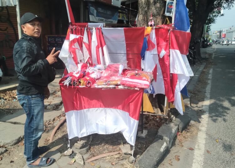 Bendera One Piece Banyak ‘Dicari’, Ini Reaksi Sejumlah Pedagang di Jalan Raya Cinunuk