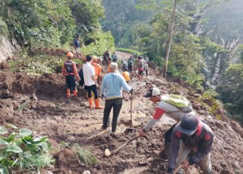 Longsor Putus Jalan Penghubung 2 Desa di Cigalontang Tasikmalaya, Ini Kondisinya