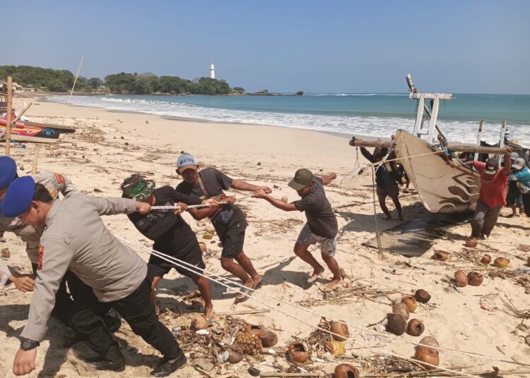 Perahu Nelayan Tanpa ABK Tenggelam di Perairan Santolo Garut, Polisi Lakukan Evakuasi
