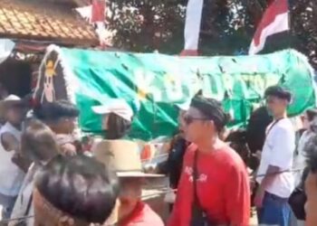 ‘RIP Koruptor’ di Keranda dan ‘One Piece’ Muncul Saat Karnaval 17 Agustusan di Cinunuk