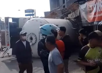 Truk Tangki Elpiji Terguling di Nagreg Setelah Tabrak Angkot Lalu Hantam Rumah, 2 Orang Terluka