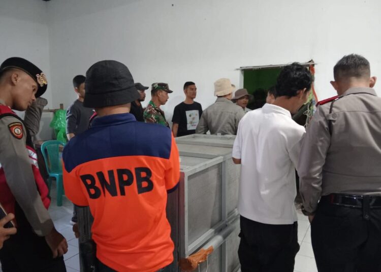 Heboh, Macan Tutul Turun Gunung dan Terjebak di Bale Desa Kutamandarakan Kuningan