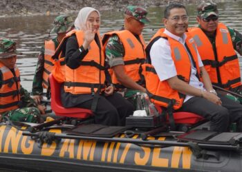 KASAD Jenderal Maruli Tinjau Pembersihan Eceng Gondok di Situ Bagendit Garut