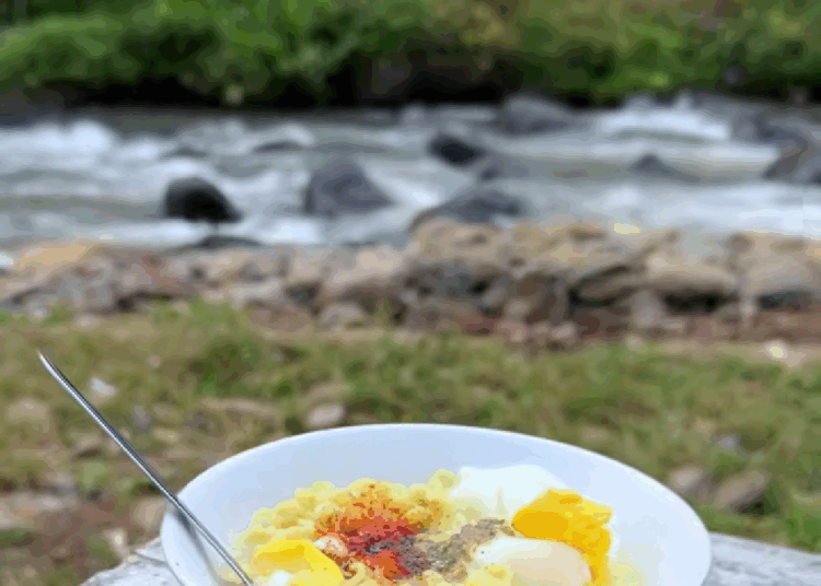 Ciherang Nyangsang Jadi Spot Menikmati Mie Rebus Paling Menenangkan di Tepi Sungai dengan Pemandangan Hijau