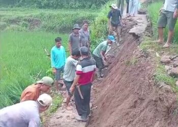 Selain Terjang 4 Perumahan, Banjir Sebabkan Jalan Penghubung di Cinunuk Ambles