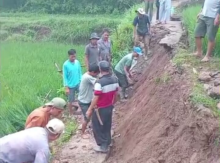 Selain Terjang 4 Perumahan, Banjir Sebabkan Jalan Penghubung di Cinunuk Ambles