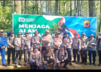 Kapolda Jabar Tanam 500 Pohon Endemik di Puncak Ciremai