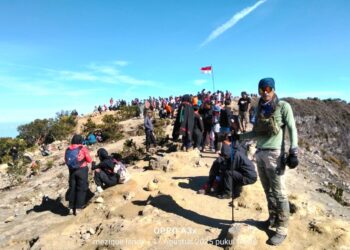 Heboh, Seribuan Pendaki Rayakan HUT RI Ke 80 di Puncak Gunung Ciremai