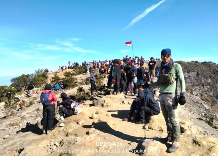 Heboh, Seribuan Pendaki Rayakan HUT RI Ke 80 di Puncak Gunung Ciremai