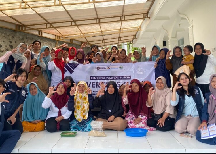 Dikenalkan Mahasiswa KKN Unigal, Magot Organik Atasi Sampah Jadi Pakan Ternak