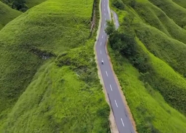 Bukit Tanarara Jadi Jalan Terindah di Indonesia yang Memukau Hati