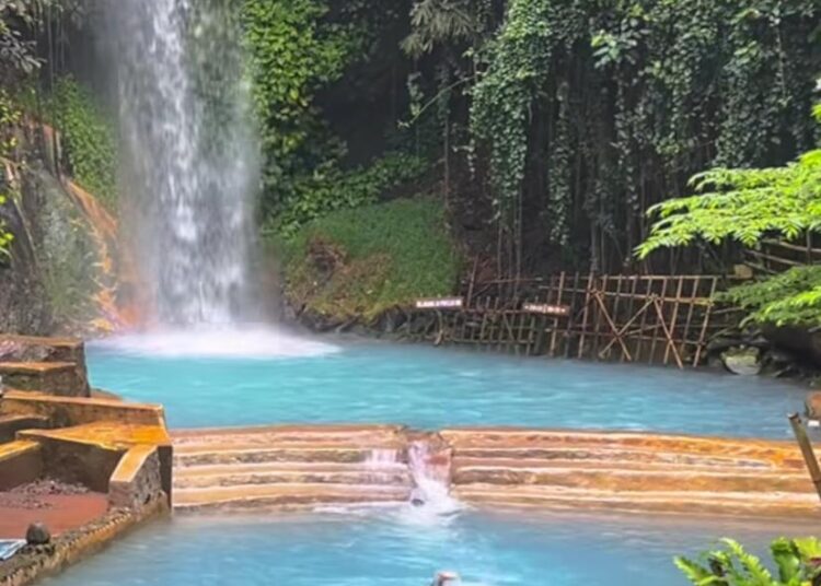 Pesona Curug Koleangkak Subang, Keindahan Telaga Biru yang Memikat