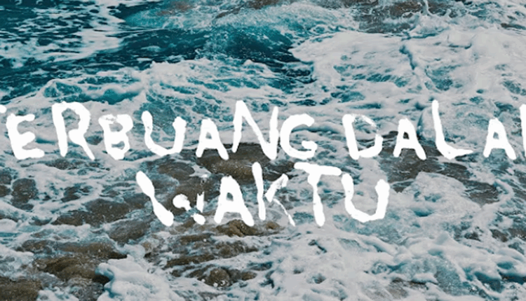 Terbuang Dalam Waktu: Lagu yang Membungkus Cinta dan Kehilangan dalam Film SORE