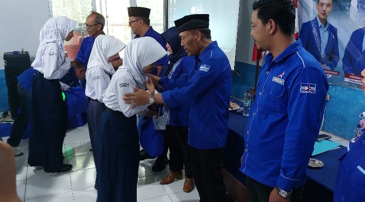 HUT Demokrat Ke 24 di Kuningan Berbagi Sembako dan Santunan Anak Yatim