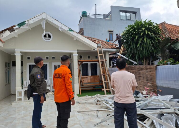 Angin Puting Beliung Terjang Soreang, Rusak Belasan Rumah Termasuk 1 Gudang