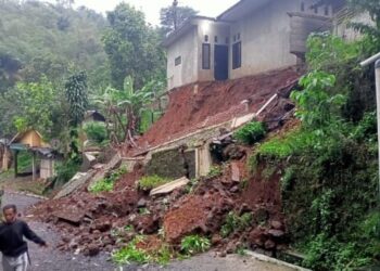 Tembok Penahan Tanah Longsor Timpa Jalan Penghubung di Singajaya Garut