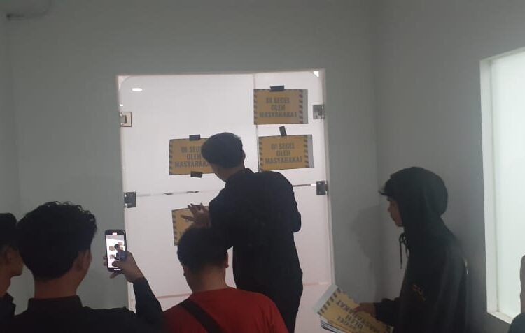 Pengunjuk Rasa Segel Ruang Kerja Bupati Tasikmalaya, Ini Tuntutannya