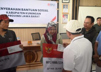 1.100 Penerima Manfaat di 5 Kecamatan Kab. Kuningan Terima Bantuan PKH-BPNT