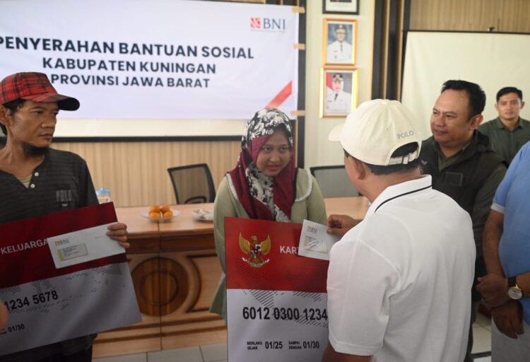 1.100 Penerima Manfaat di 5 Kecamatan Kab. Kuningan Terima Bantuan PKH-BPNT