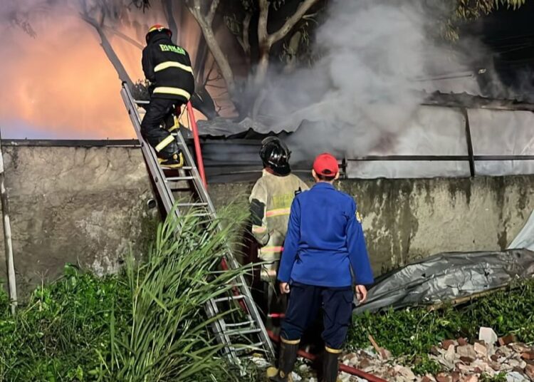 Bangunan yang Terbakar di Cinunuk, Gudang Sparepart Motor, Seorang Petugas Damkar Dievakuasi Gegara Apa?