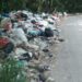 Sampah Dibiarkan Menumpuk di Pinggir Jalan Garung Cilengkrang
