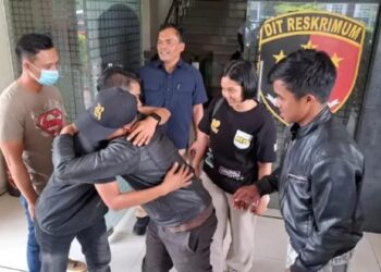 Viral 4 Pria Berkendara Fortuner Begal Truk, 1 Di Antaranya Menggelantung Dekat Mapolda Jabar, Ternyata Salah Paham