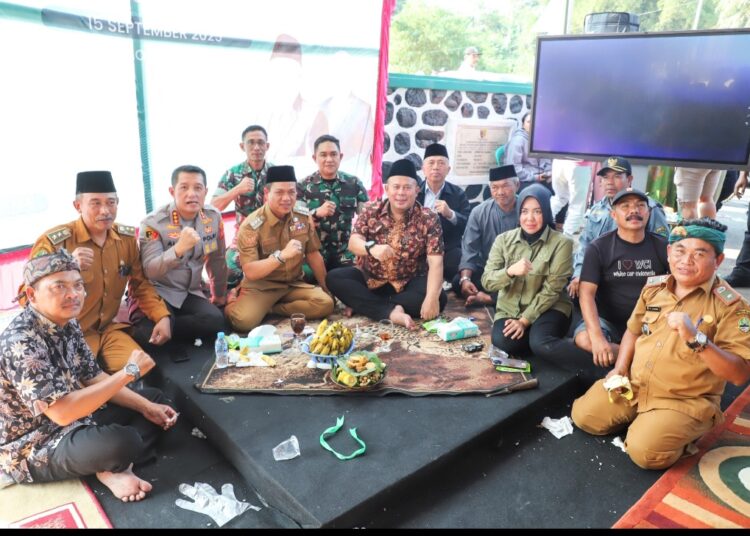 Warga Cikawao Pacet Sambut Gembira Peresmian Jembatan Baru