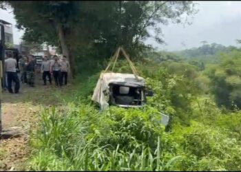 Kurang Menguasai Jalan Menikung, Kendaraan Pembawa MBG Masuk Jurang di Tasikmalaya