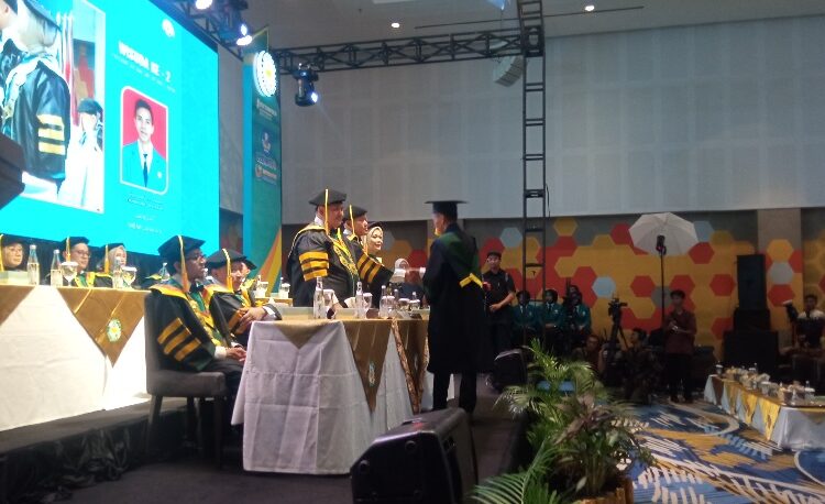 Ratusan Mahasiswa Terbaik Universitas Mayasari Bakti Diwisuda