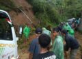 Tebing Setinggi 20 Meter Longsor Tutup Jalan Penghubung Desa di Kampung Ciawitali Tanjungjaya Garut