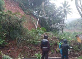 Longsor Tutup Akses Jalan di Pakenjeng Garut, Polisi Pasang Rambu di Lokasi