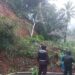 Longsor Tutup Akses Jalan di Pakenjeng Garut, Polisi Pasang Rambu di Lokasi