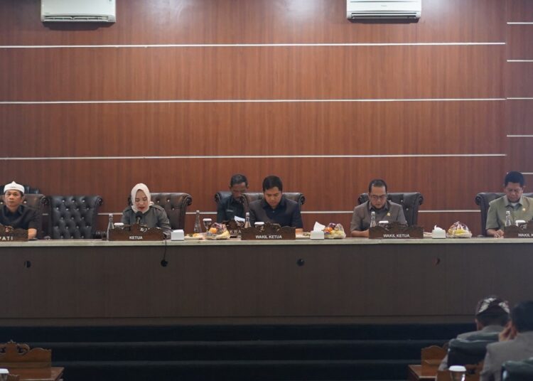 Seluruh Fraksi DPRD Purwakarta Terima Nota Keuangan RAPBD 2026 yang Disampaikan Bupati
