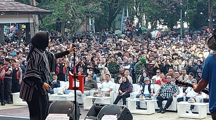 Konser Band Kotak Hibur Ribuan Warga Kuningan