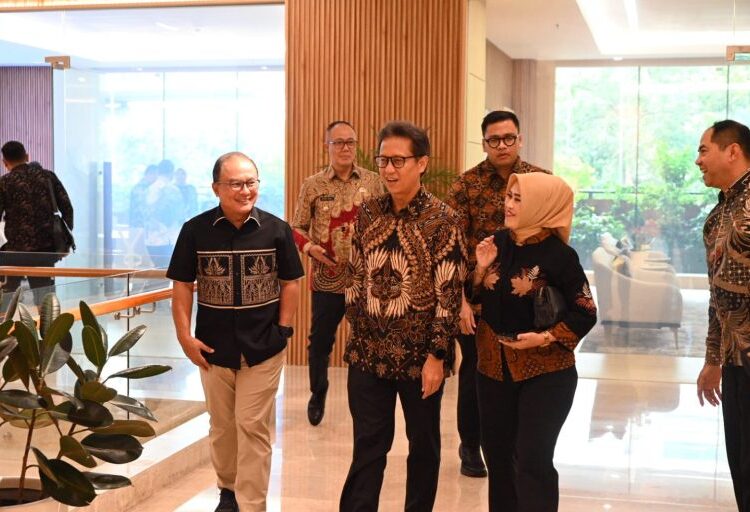 Menkes Bantu Alkes untuk 37 Puskesmas di Kuningan