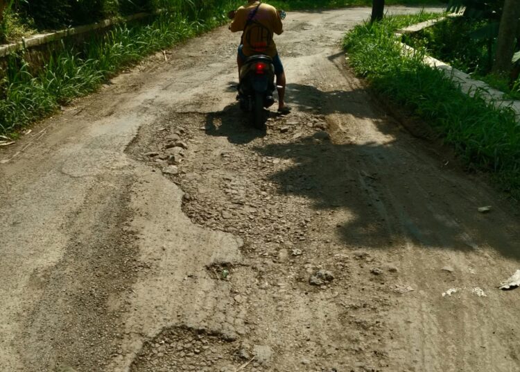 Sejumlah Titik Jalan Kabupaten di Cileunyi Rusak Parah, Kapan Diperbaiki?