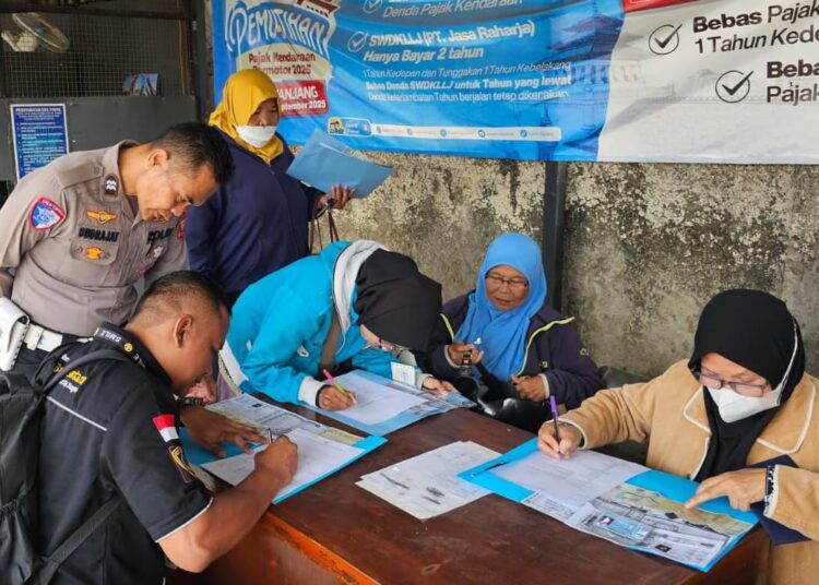 ‘Polantas Menyapa’, Ini yang Dilakukan Personel Samsat Rancaekek Terhadap Wajib Pajak