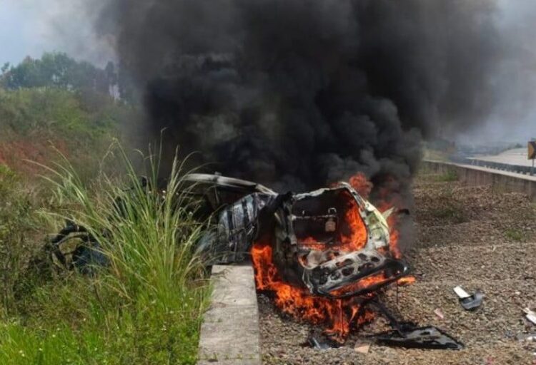 Minibus Toyota Raize Terbakar Hebat di Tol Cisumdawu, Pengemudinya Tewas