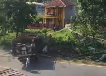 Truk Pengangkut 12 Sapi Terguling di Jalan Cagak Nagreg, 2 Orang Luka, 2 Sapi Mati, 3 Kabur