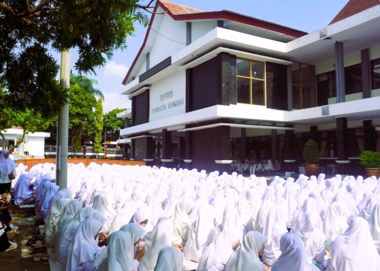 Ribuan Santri Turun ke Jalan Gelar Aksi Damai di Gedung DPRD Kuningan