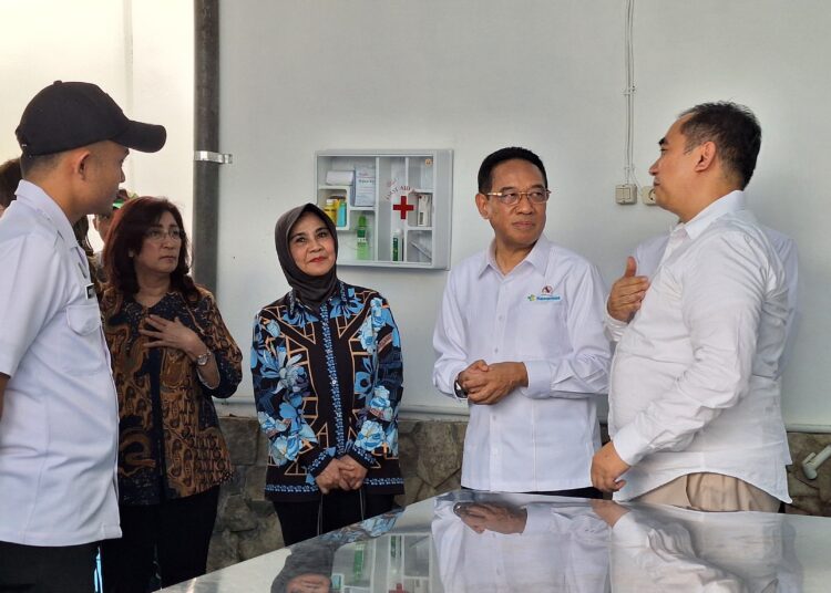 Wamenkes Tinjau Dapur MBG Gegerkalong: Pastikan Keamanan Pangan dan Kesiapan SDM