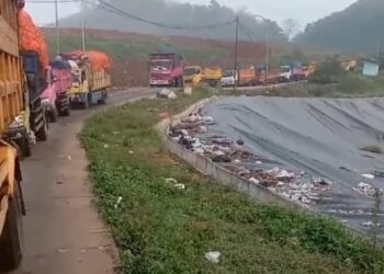 Gawat, TPAS Sarimukti Over Load, Ratusan Truk Pengangkut Sampah Antre, Banyak Sopir Menginap