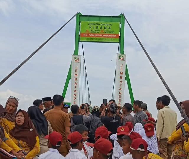 Puluhan Tahun Nyebrang Sungai, Kini Warga Galaherang Kuningan Miliki Jembatan Gantung