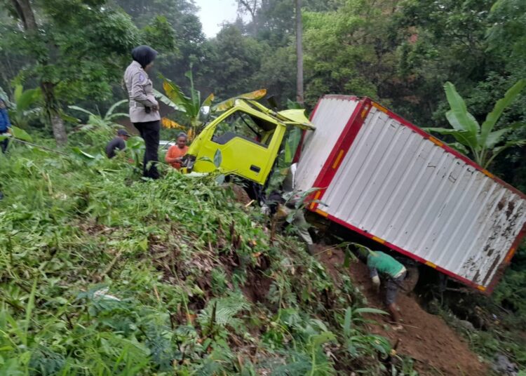 Mobil Boks Bermuatan Susu Masuk Jurang di Tugu Mulya Kuningan, Ini Kondisinya