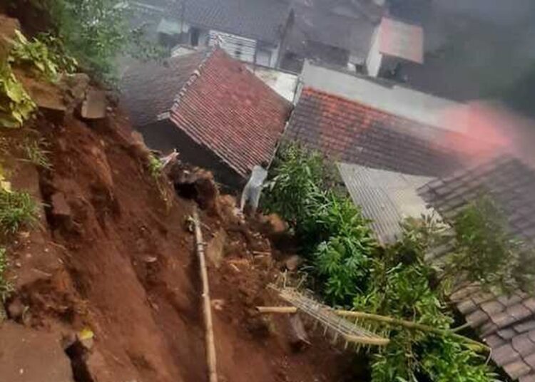 Longsor Terjang Pangalengan dan Arjasari Kabupaten Bandung, Sejumlah Rumah Rusak, Pohon di Ciparay Tutup Jalan