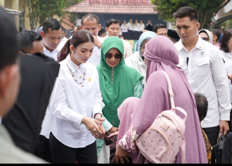 Ibu Wapres Bagi-bagi Kacamata di Kabupaten Bandung