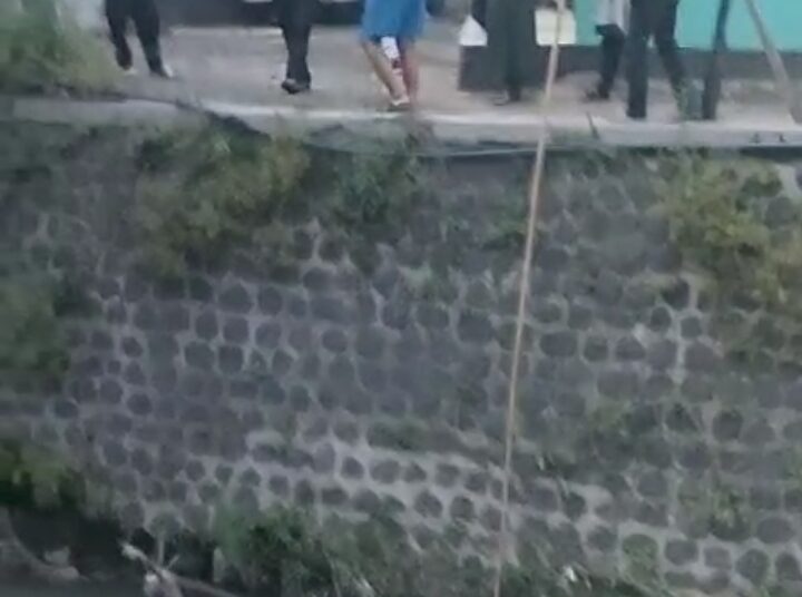 Geger, Ditemukan Jasad Pria Tanpa Identitas Mengambang di Sungai Cipacing Jatinangor