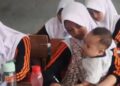 Sambil Gendong Bayi, Siswi SMP Belajar di Kelas