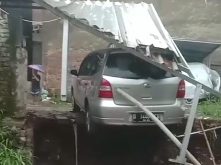 Longsor di Cimenyan Kabupaten Bandung, Grand Livina Nyaris Kecebur ke Sungai, Gegara Ini